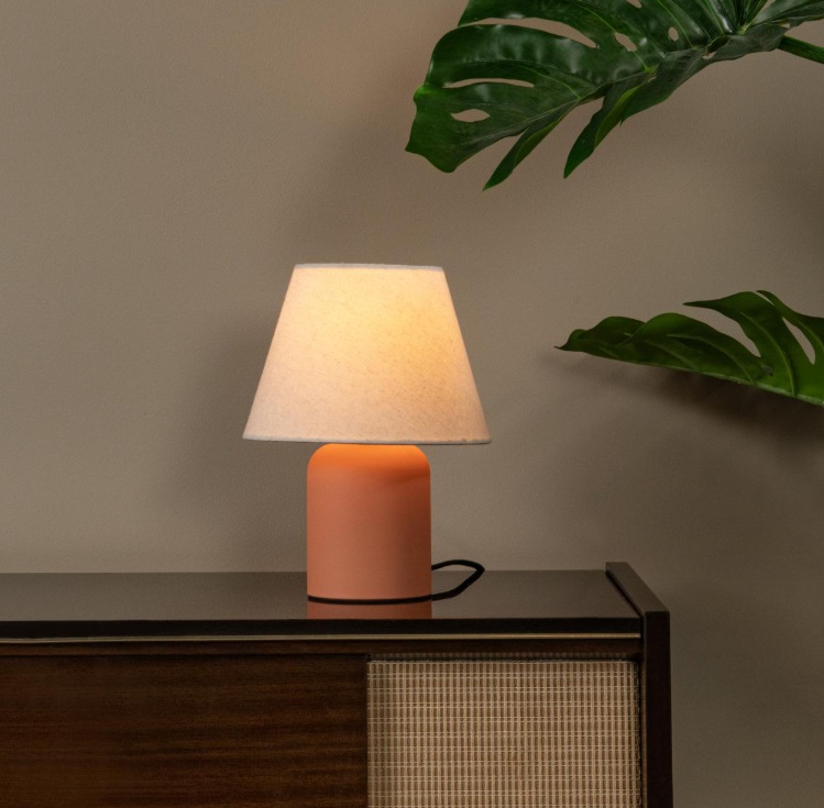 Lampa stołowa Macia w odcieniu terrakoty z lnianym abażurem – idealna do stworzenia przytulnego klimatu
