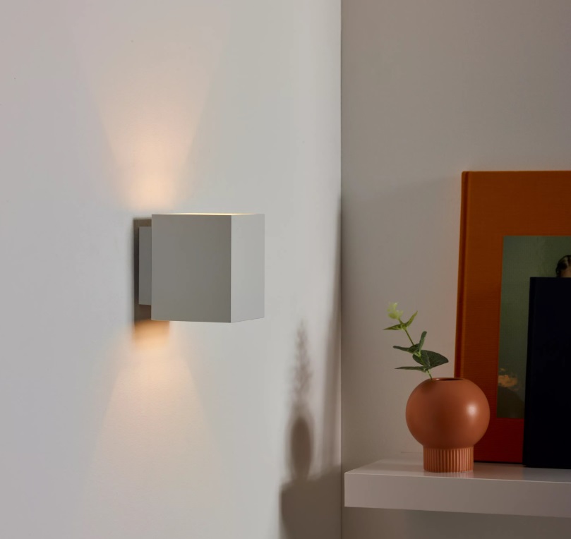 Kinkiet Xera w kształcie kwadratu z dwukierunkowym światłem