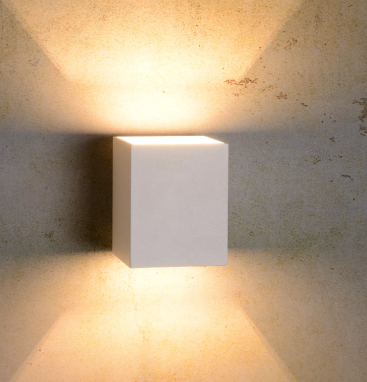 Kinkiet Xera w kształcie kwadratu z dwukierunkowym światłem