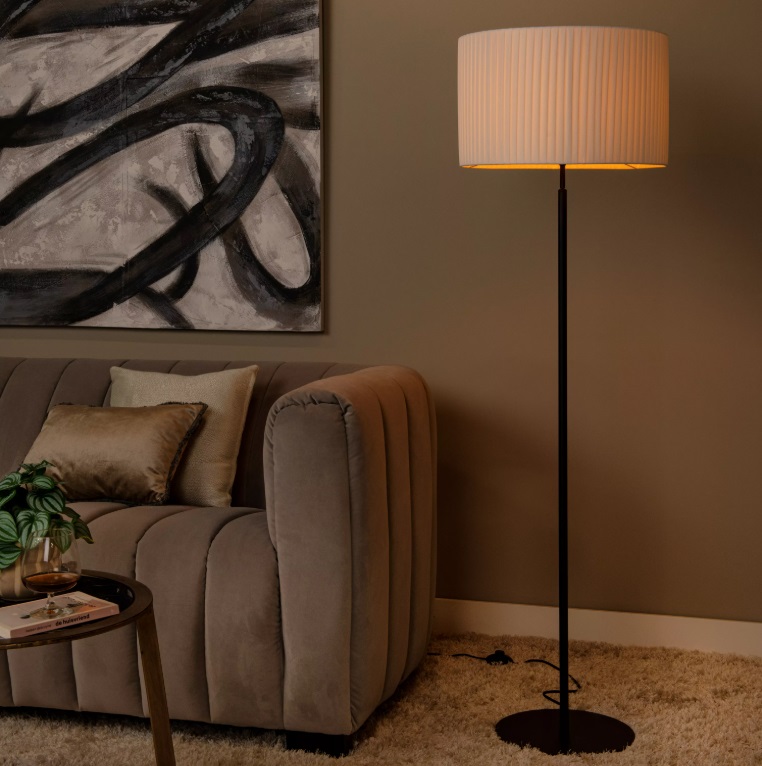 Lampa stojąca Fold w białym kolorze z plisowanym kloszem