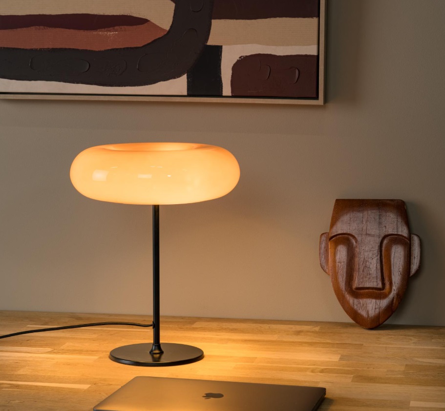 Pomarańczowa lampa stołowa Sentino o formie torusa