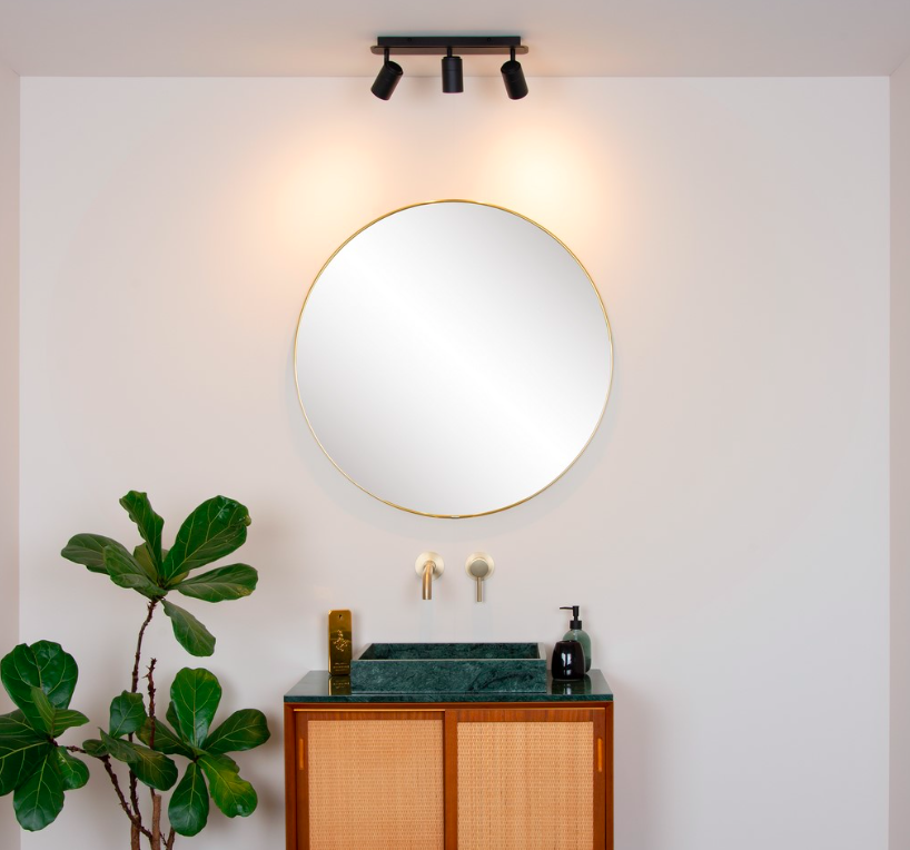 Lampa sufitowa do łazienki Lennert 3 z czarnymi reflektorami i klasą szczelności IP44