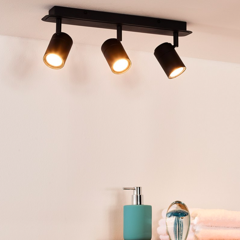Lampa sufitowa do łazienki Lennert 3 z czarnymi reflektorami i klasą szczelności IP44
