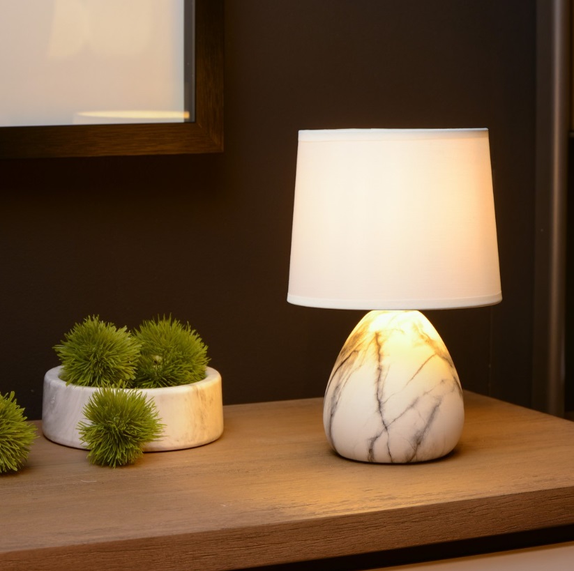 Ceramiczna lampa stołowa Marmo z białym kloszem, kompaktowa forma