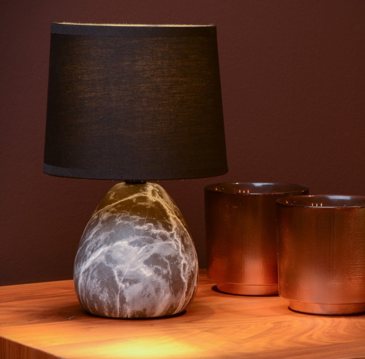 Niewielka lampka nocna Marmo z ceramiki z czarnym kloszem