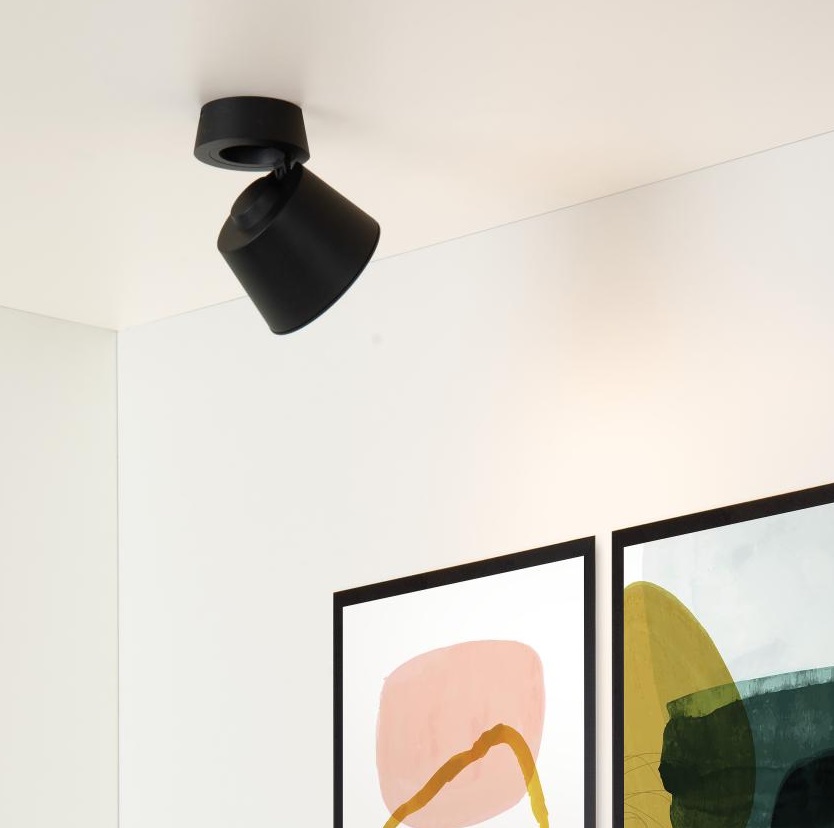 Czarny sufitowy reflektor Trigono w nowoczesnym stylu z regulacją kąta światła