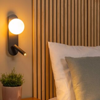 Nowoczesne podwójne oświetlenie ścienne Kelly z kulą i reflektorem