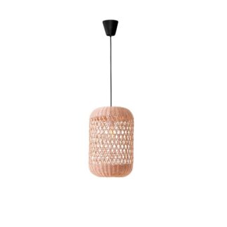 Wisząca lampa Nayora z naturalnego rattanu w kształcie cylindra z ażurowym wzorem plecionki.