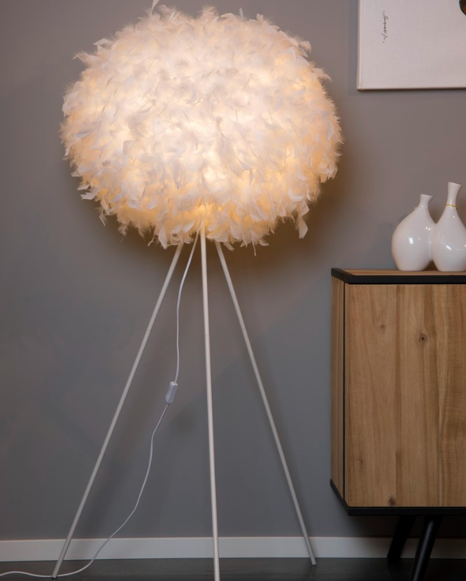 Biała lampa podłogowa w stylu skandynawskim z piór Goosy