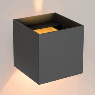 Szary, kwadratowy kinkiet XIO na schody z oświetleniem góra, dół, prosty, minimalistyczny.