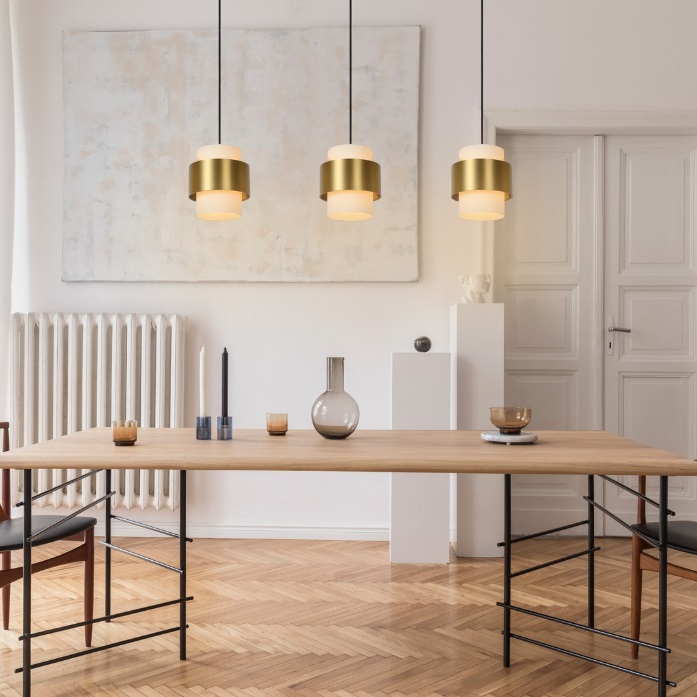 Lampa sufitowa Firmin 3 w złotym kolorze z białymi kloszami – idealna nad wyspę kuchenną