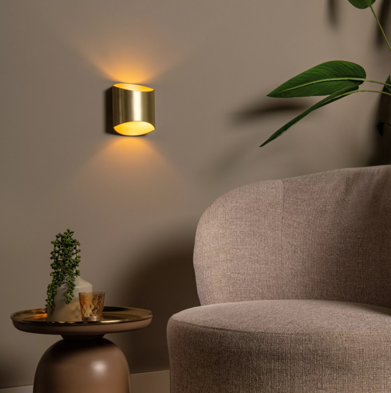 Kinkiet Diletta w kolorze złotym, świecący w górę i w dół do salonu