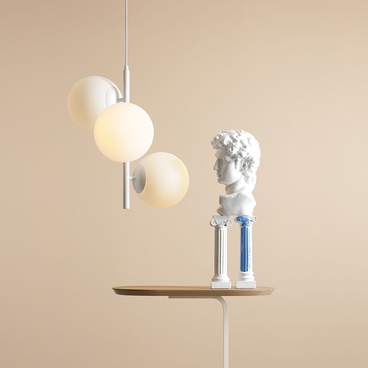 Nowoczesna biała lampa wisząca Fin M z trzema kulistymi kloszami