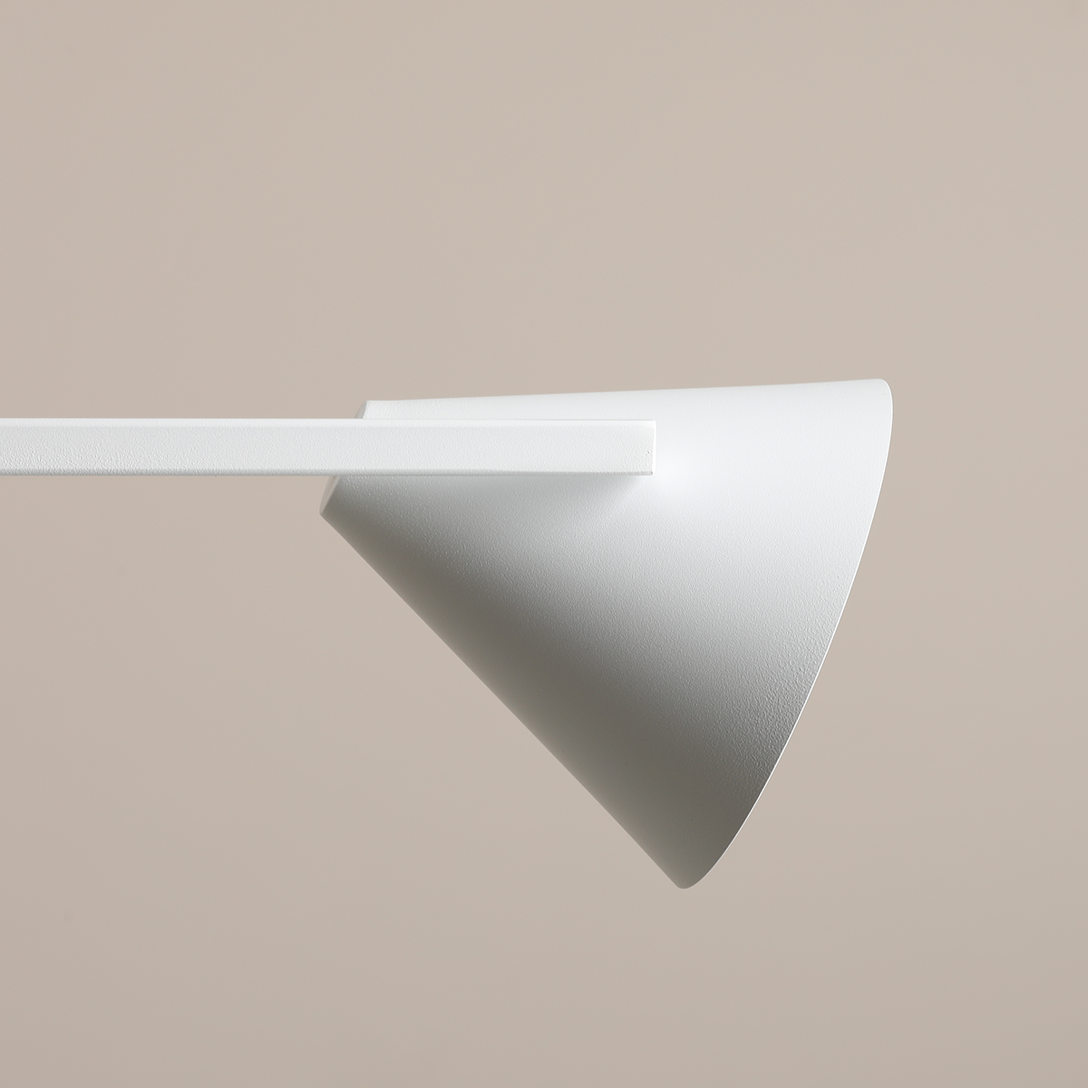 bialy zyrandol ze stozkowym kloszem