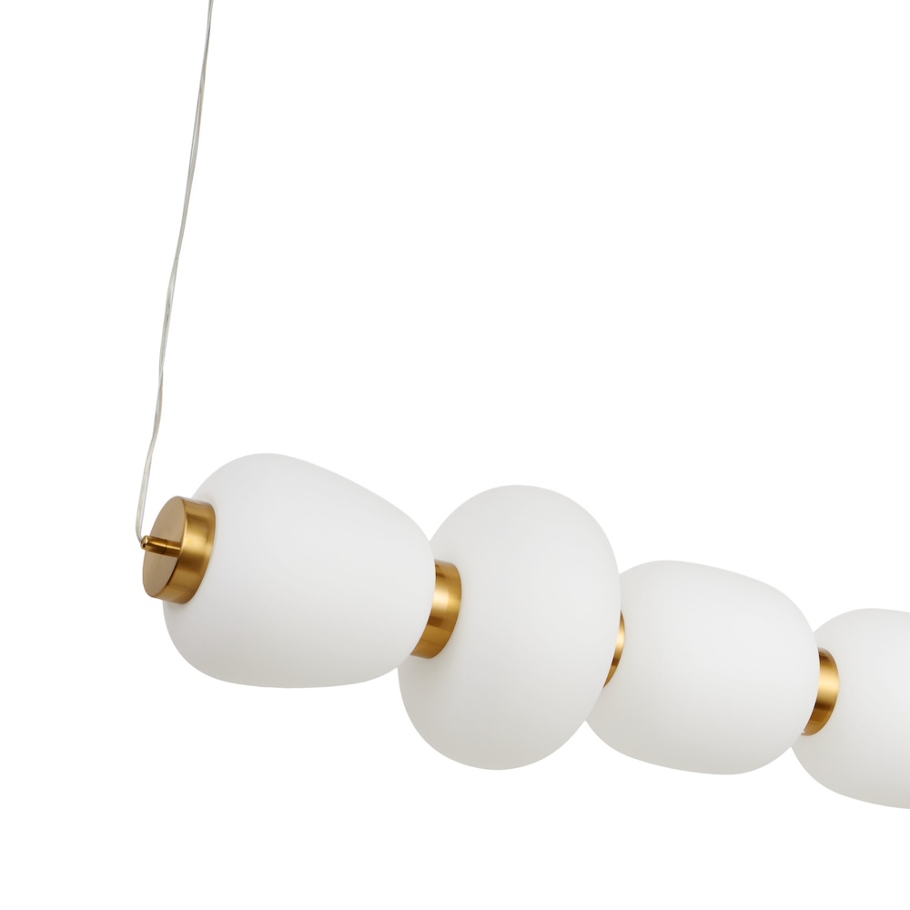 Złota lampa wisząca Brilla 6 w podłużnej formie nad stół