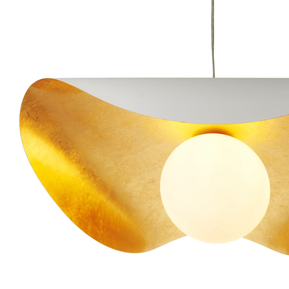 Wisząca lampa Enzo 60 w eleganckim biało-złotym wykończeniu ze szklanym mlecznym kloszem