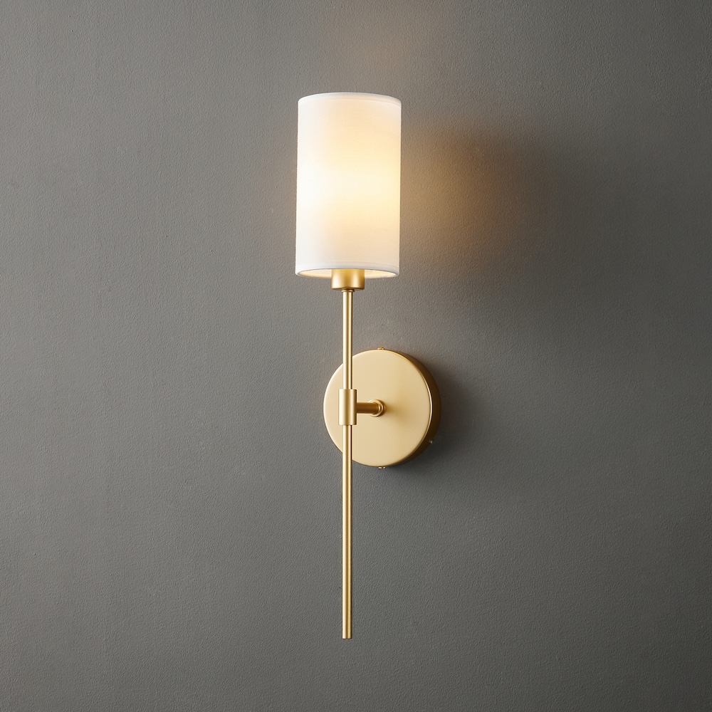 Kinkiet Darling w złotym wykończeniu z białym kloszem – styl modern classic