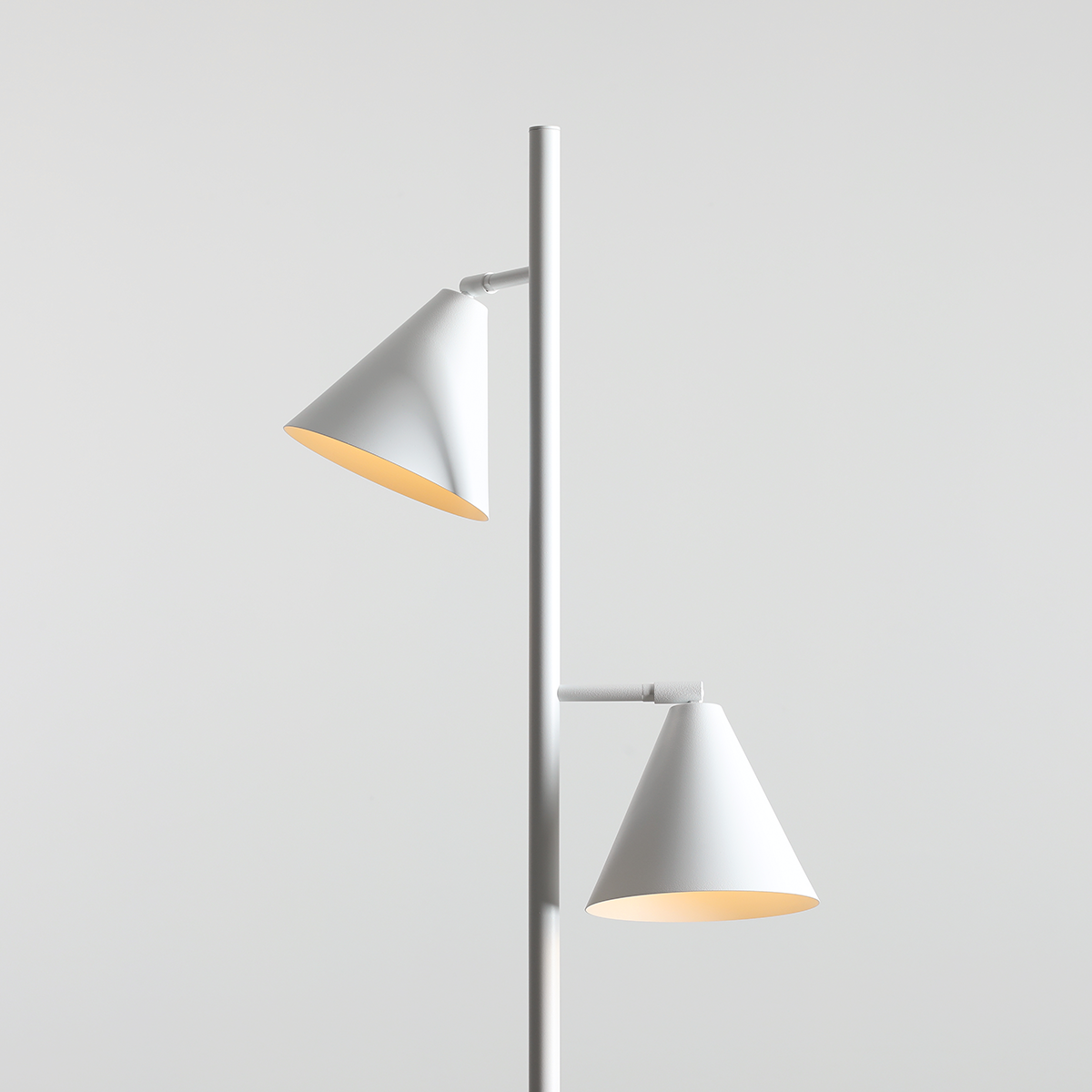 Stojąca lampa w kolorze białym Form z dwoma regulowanymi stożkowymi kloszami