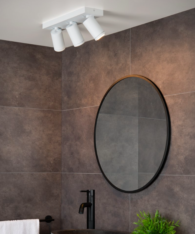 Biała łazienkowa lampa sufitowa Taylor z trzema regulowanymi tubami, odporna na wilgoć IP44