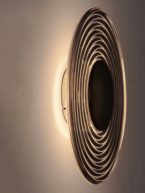 Calbelle w czerni – elegancki kinkiet z subtelnym oświetleniem