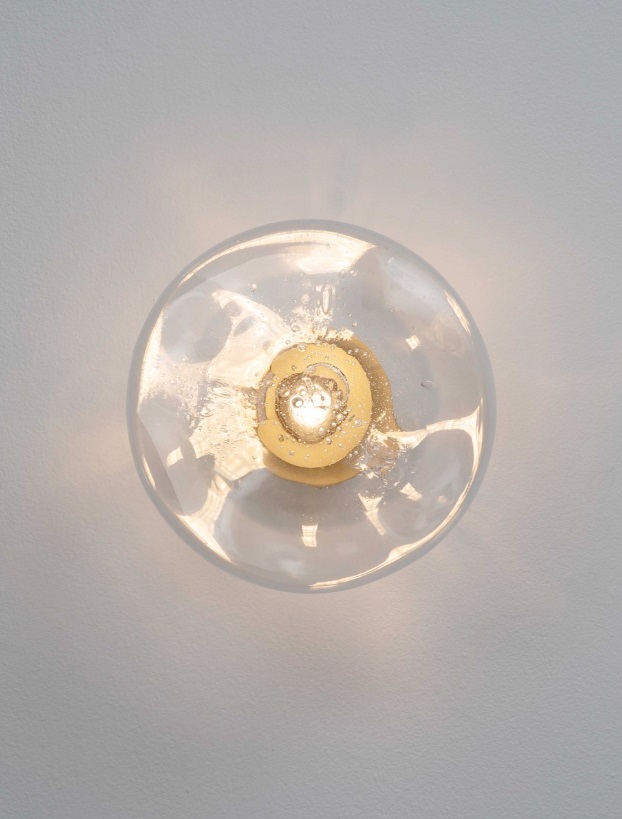 Kinkiet Aeralis 22 o eleganckim wzornictwie z ozdobnym szkłem