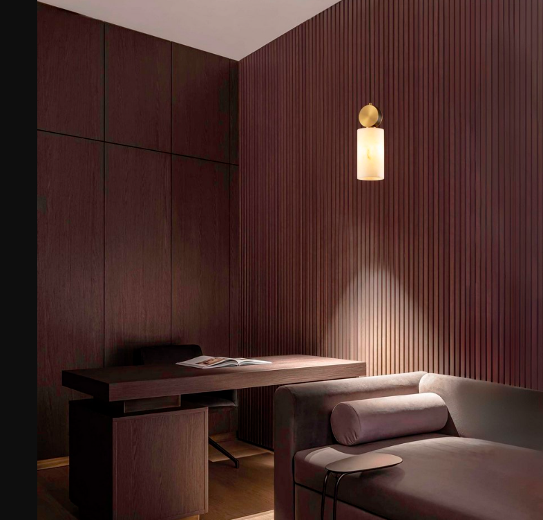 Lampa wisząca Lunalith w kolorze złotym z kloszem z marmurkowego szkła