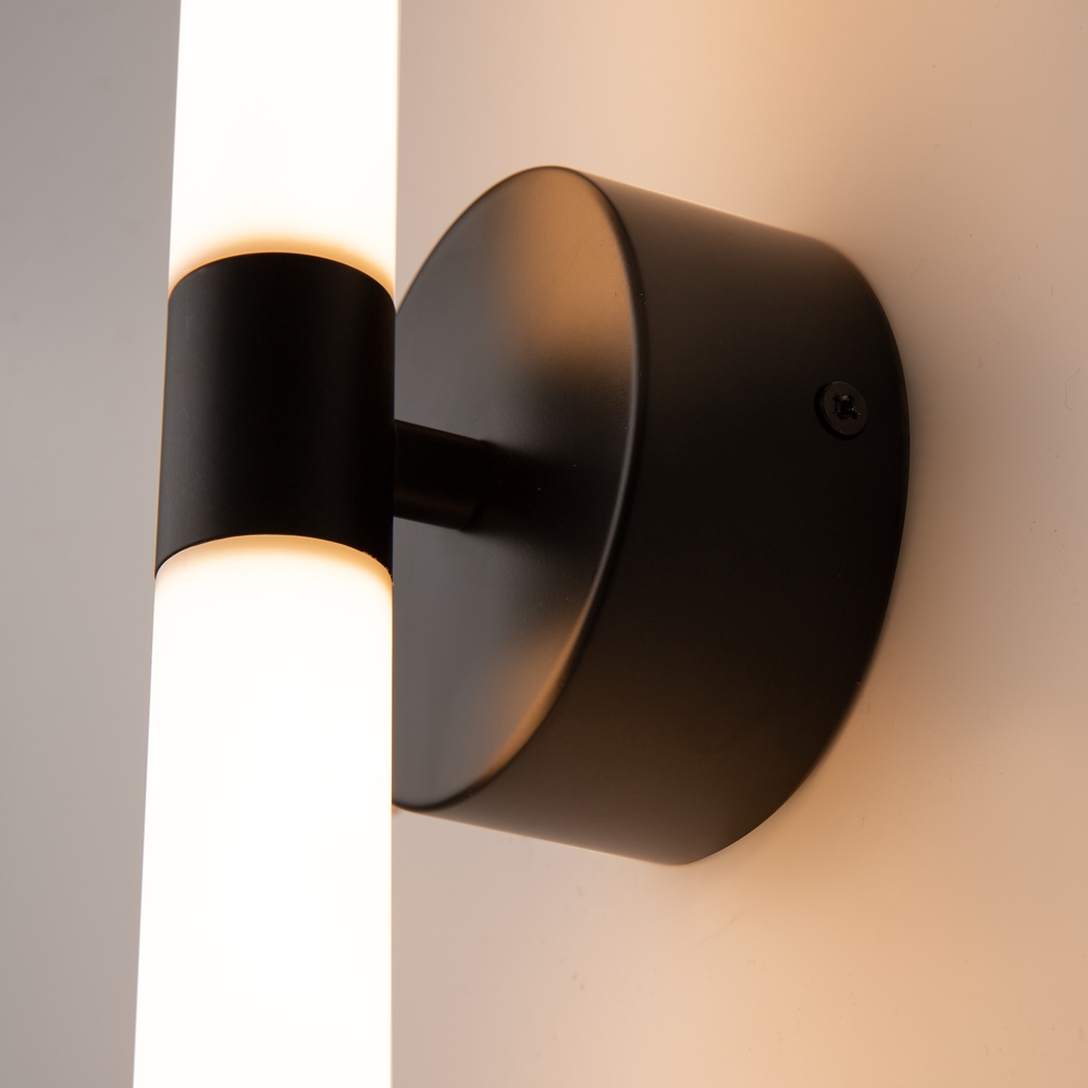 Kinkiet Axis w czarnym wykończeniu z długą mleczną tubą