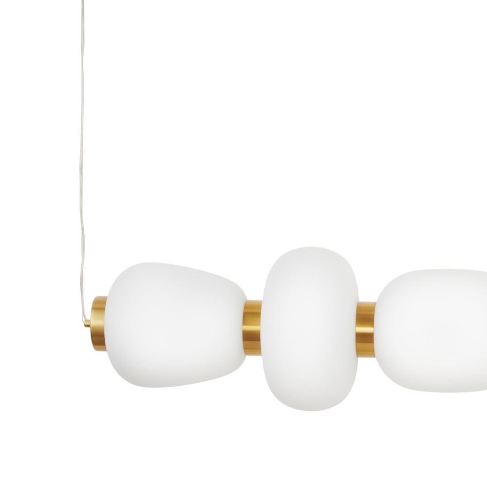 Złota lampa wisząca Brilla 6 w podłużnej formie nad stół