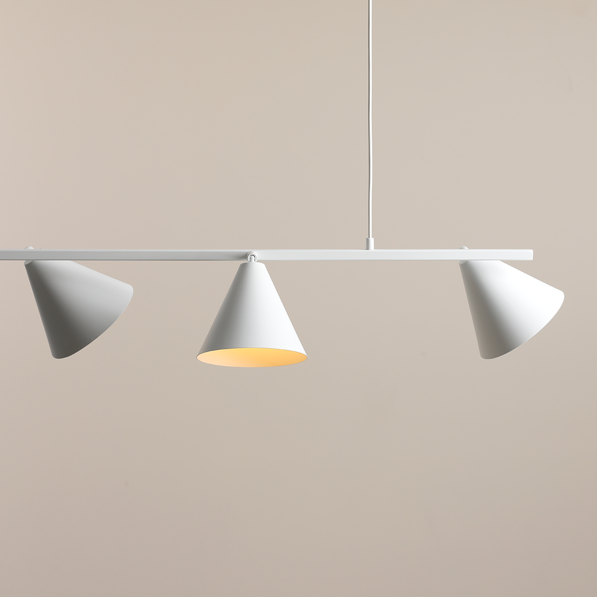 podluzny bialy zyrandol stozkowe klosze