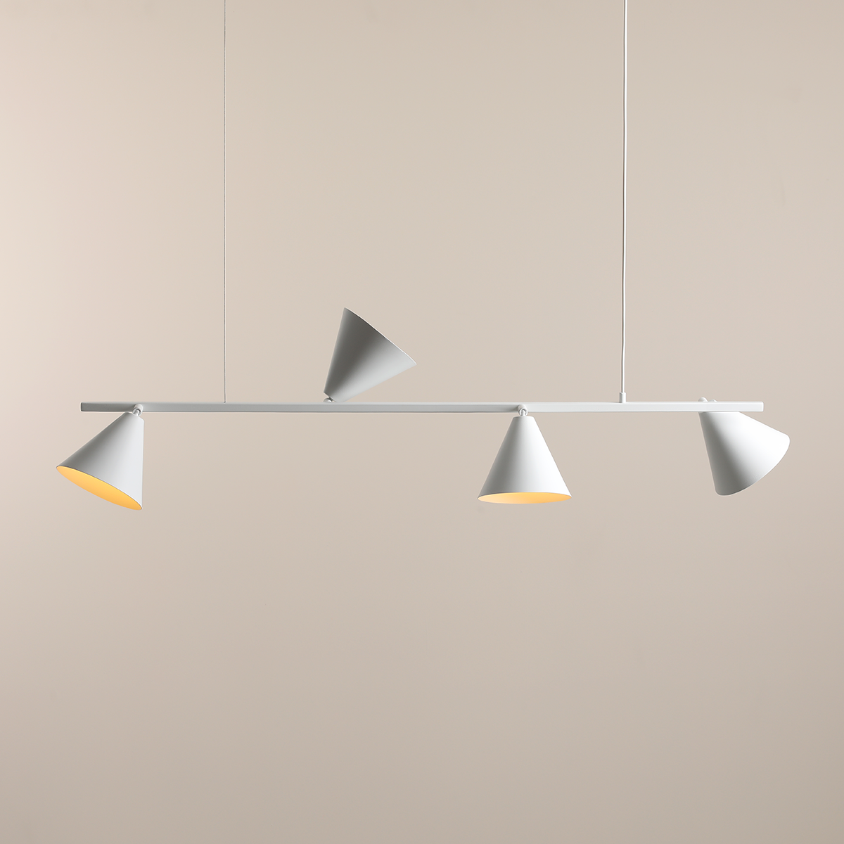 podluzny zyrandol z bialymi kloszami stozkami