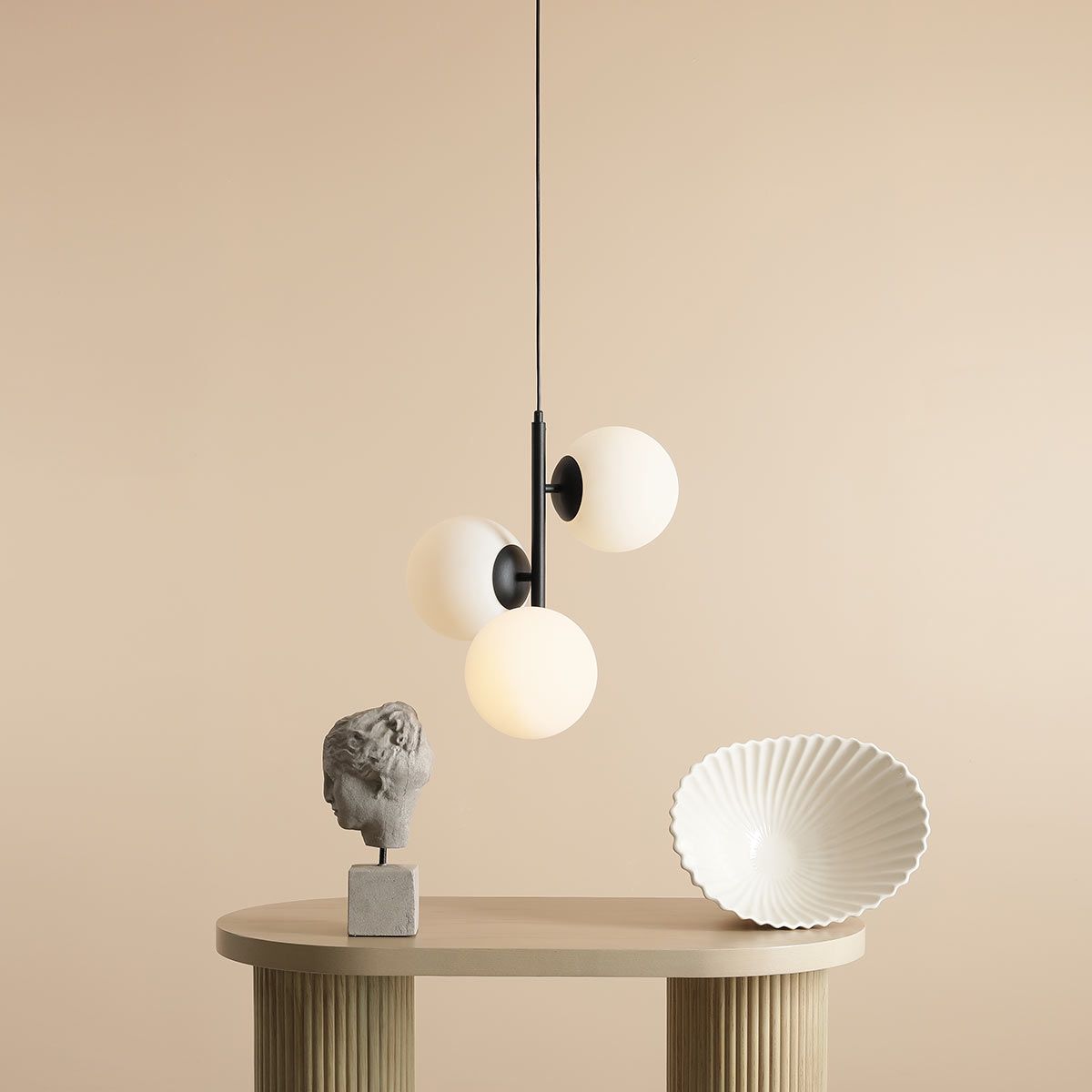 Lampa wisząca Fin M w kolorze czarnym z trzema kulistymi kloszami