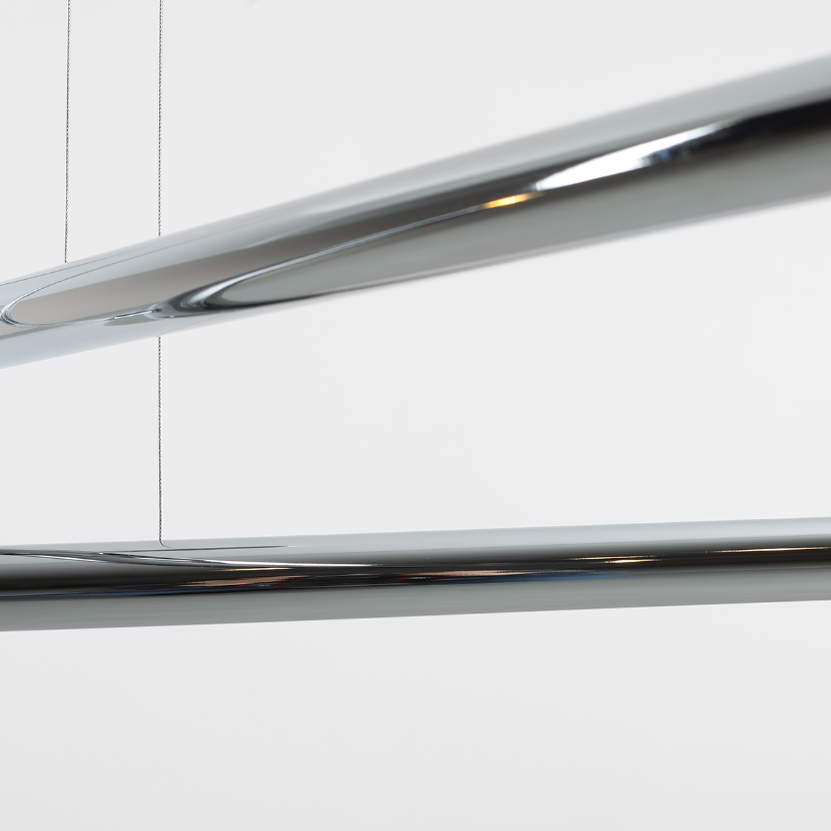 Wisząca lampa Tubo 4 w kolorze srebrnym z możliwością wymiany żarówek