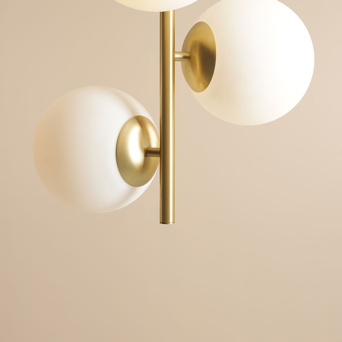 Lampa wisząca Fin M w kolorze złotym z trzema kulistymi kloszami