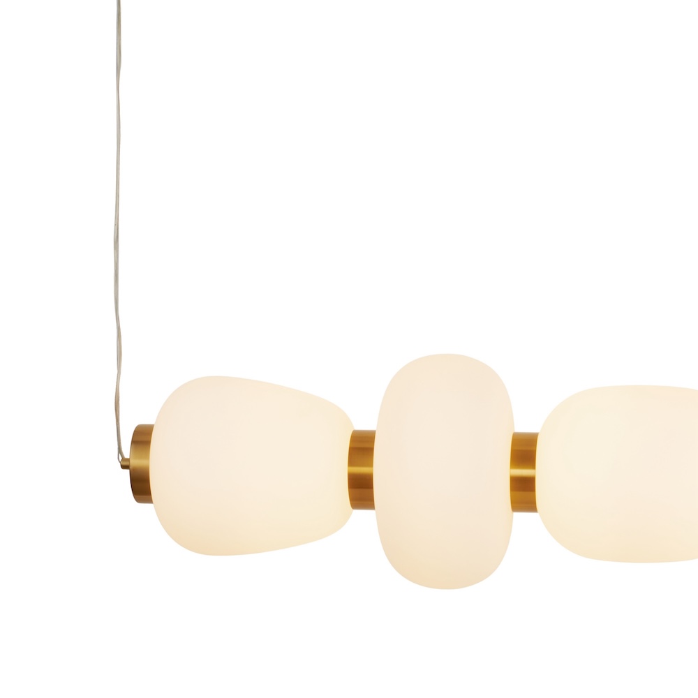 Złota lampa wisząca Brilla 6 w podłużnej formie nad stół