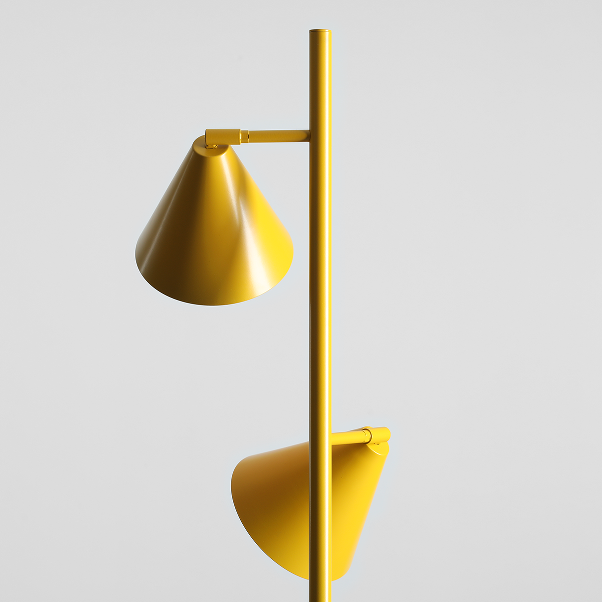 Lampa stojąca w kolorze musztardowym Form z dwoma regulowanymi kloszami w kształcie stożków