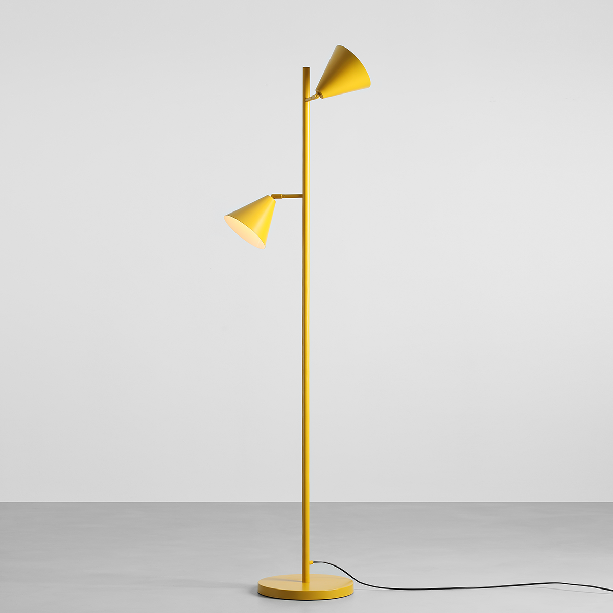 Lampa stojąca w kolorze musztardowym Form z dwoma regulowanymi kloszami w kształcie stożków