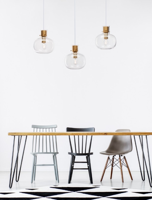 Złota lampa wisząca Mellu 3 z trzema punktami świetlnymi nad wyspę – klasyczny styl