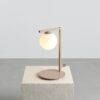 Lampa stołowa Zac w kolorze beżowym z kloszem w formie szklanej kuli
