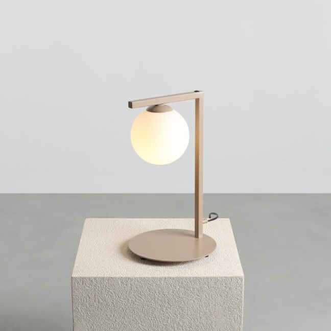 Lampa stołowa Zac w kolorze beżowym z kloszem w formie szklanej kuli