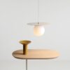 Lampa wisząca Loop S w kolorze beżowym z ozdobnym dyskiem – idealna nad stół