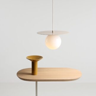 Lampa wisząca Loop S w kolorze beżowym z ozdobnym dyskiem – idealna nad stół