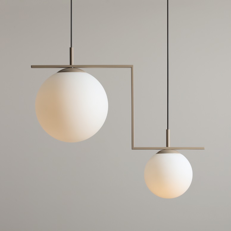 Nowoczesny beżowy żyrandol Zac z mlecznymi kulami