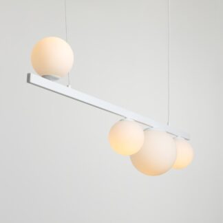 Podłużna wisząca lampa Garda 4 w kolorze białym z mlecznymi kloszami