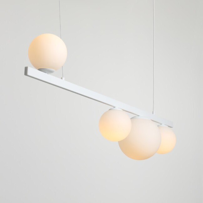 Podłużna wisząca lampa Garda 4 w kolorze białym z mlecznymi kloszami