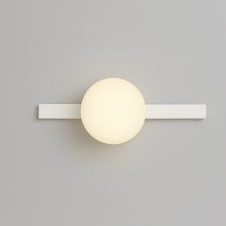 Kinkiet Garda w białym kolorze z kulistym, szklanym kloszem na metalowej listwie