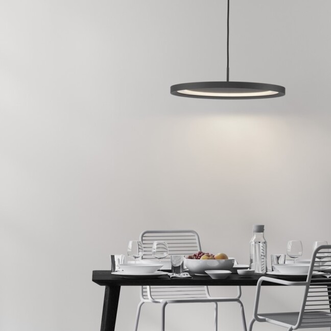 Lampa wisząca LED Neru w kolorze czarnym – płaski model nad stół