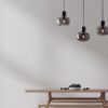 Lampa wisząca Mellu 3 w czarnym wykończeniu z dymionym szkłem – idealna nad stół