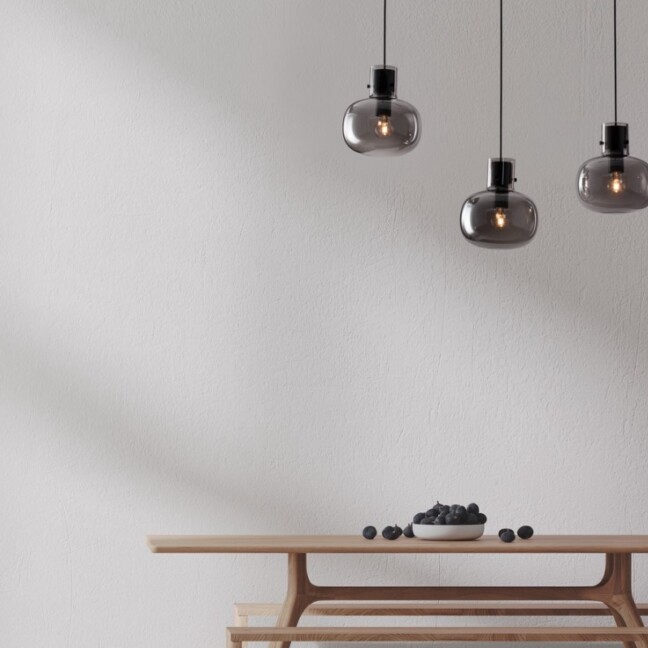 Lampa wisząca Mellu 3 w czarnym wykończeniu z dymionym szkłem – idealna nad stół
