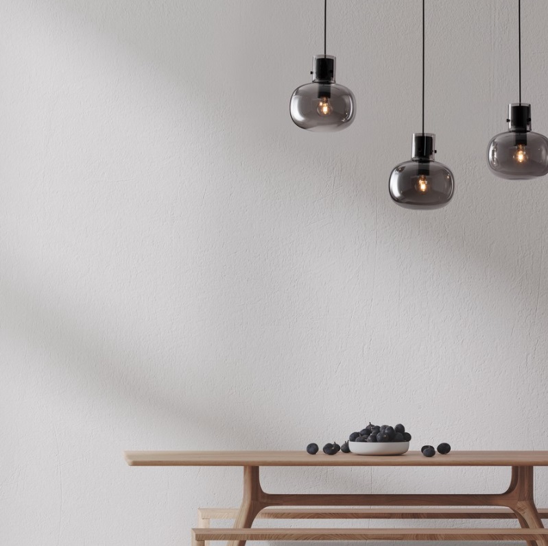 Lampa wisząca Mellu 3 w czarnym wykończeniu z dymionym szkłem – idealna nad stół