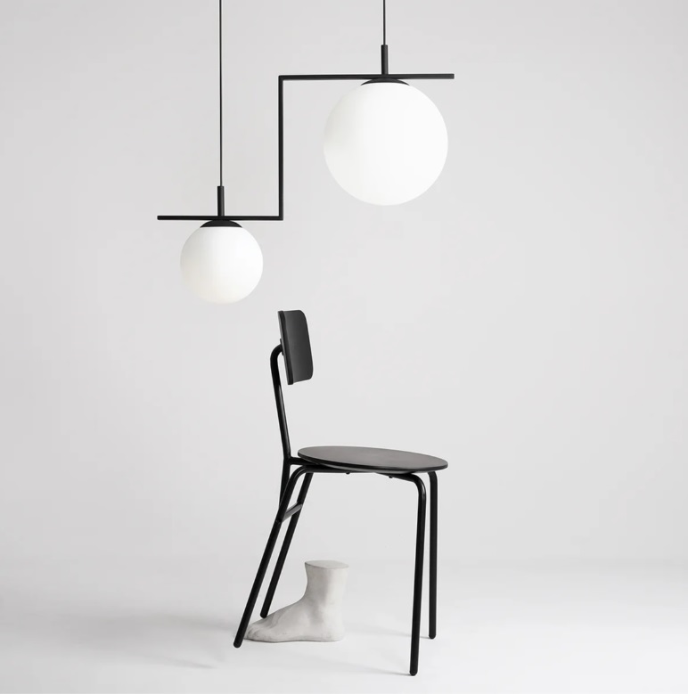 Wiszący czarny żyrandol Zac z białymi kloszami w kształcie kul